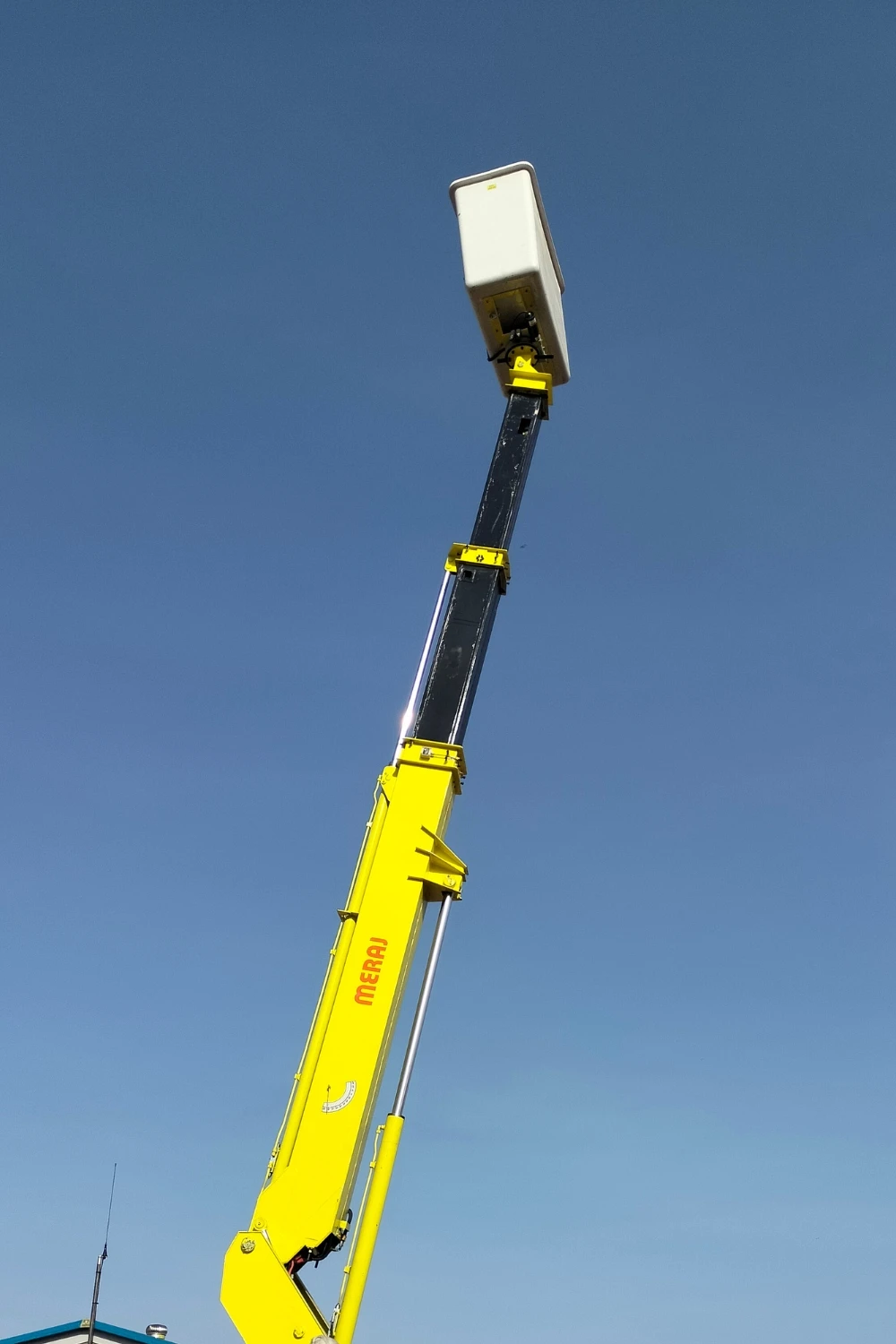 Bucket platform basket control detail